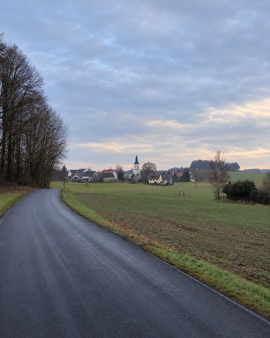 Blick über die Felder auf Nauenhain mit der St.-Georgs-Kirche