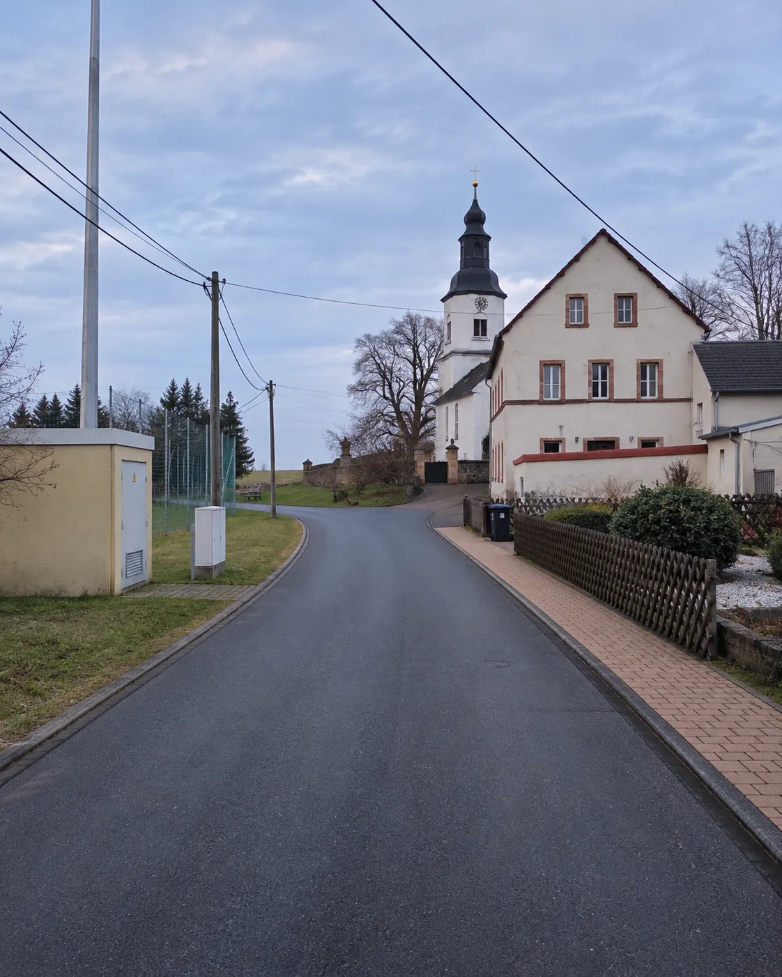 Dorfstraße in Nauenhain mit Blick auf die St.-Georgs-Kirche