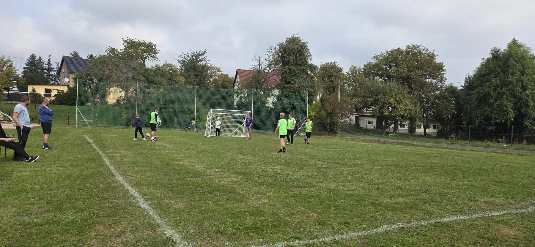 Spielszene mit Kindern und Erwachsenen beim Gehfußballturnier in Nauenhain