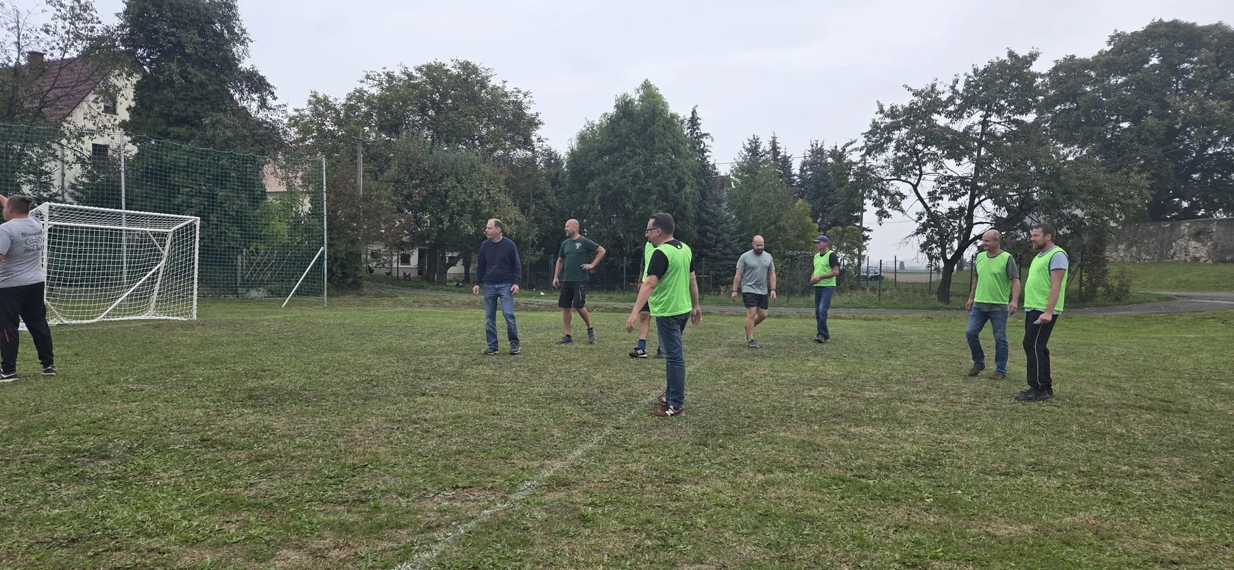 Erwachsene bei einem zusätzlichen Fußballspiel nach dem Gehfußballturnier