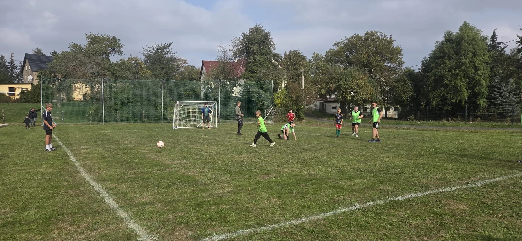 Kinder und Erwachsene gemeinsam beim Gehfußballturnier in Nauenhain
