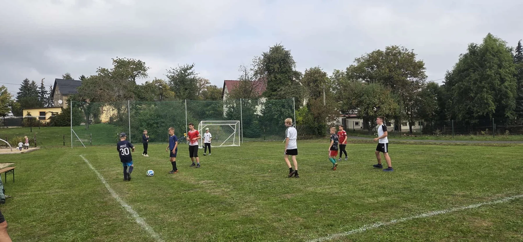 Kinder beim freien Fußballspiel nach dem Gehfußballturnier in Nauenhain