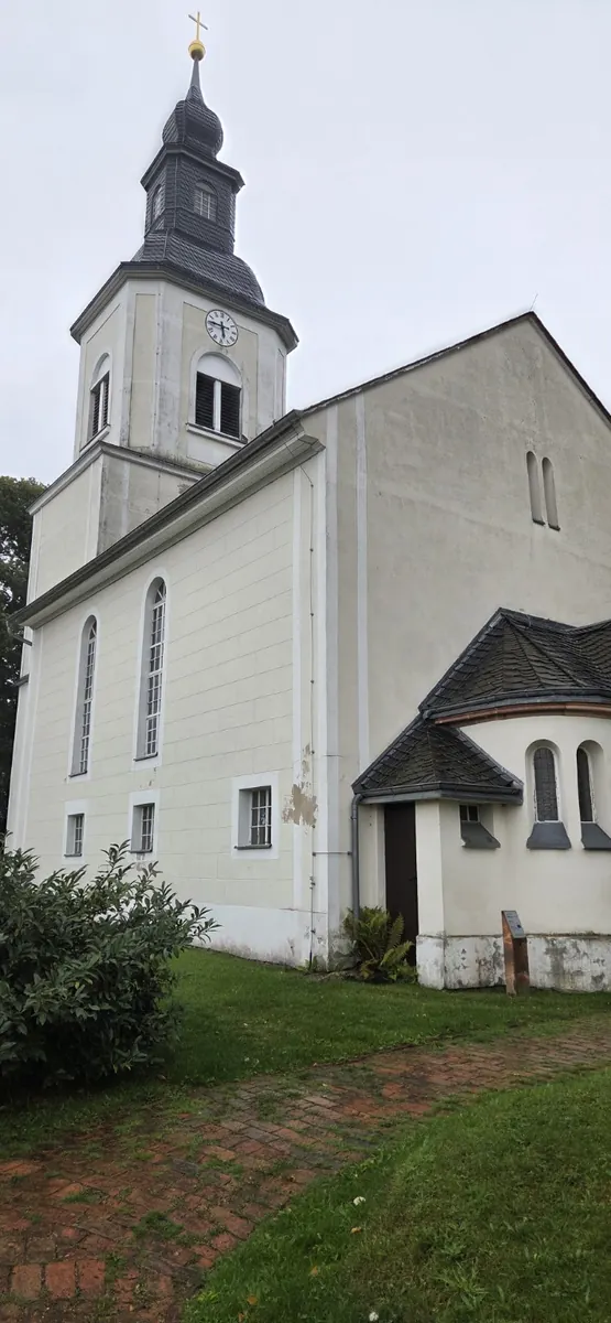 Nahansicht der St.-Georgs-Kirche Nauenhain mit Turm und Apsis