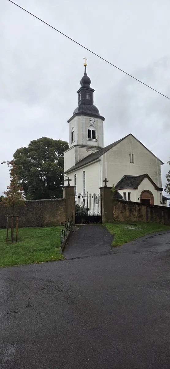 St.-Georgs-Kirche in Nauenhain mit Kirchturm und Eingang