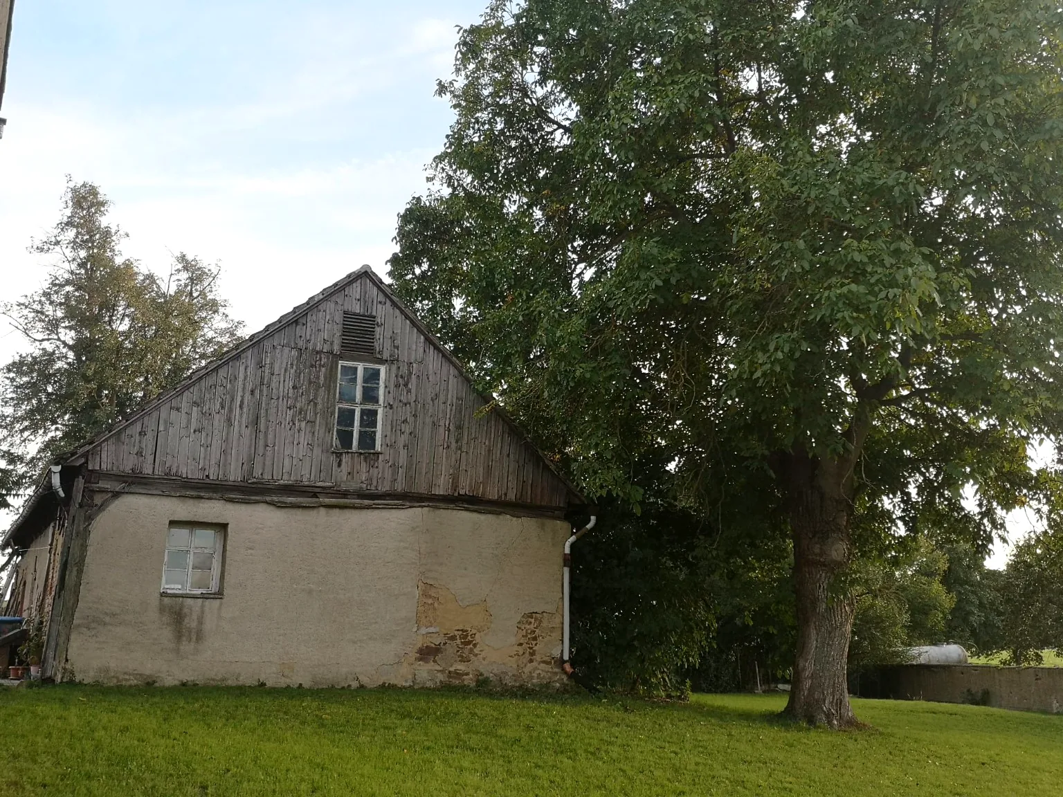 Giebelseite der historischen Pfarrscheune in Nauenhain
